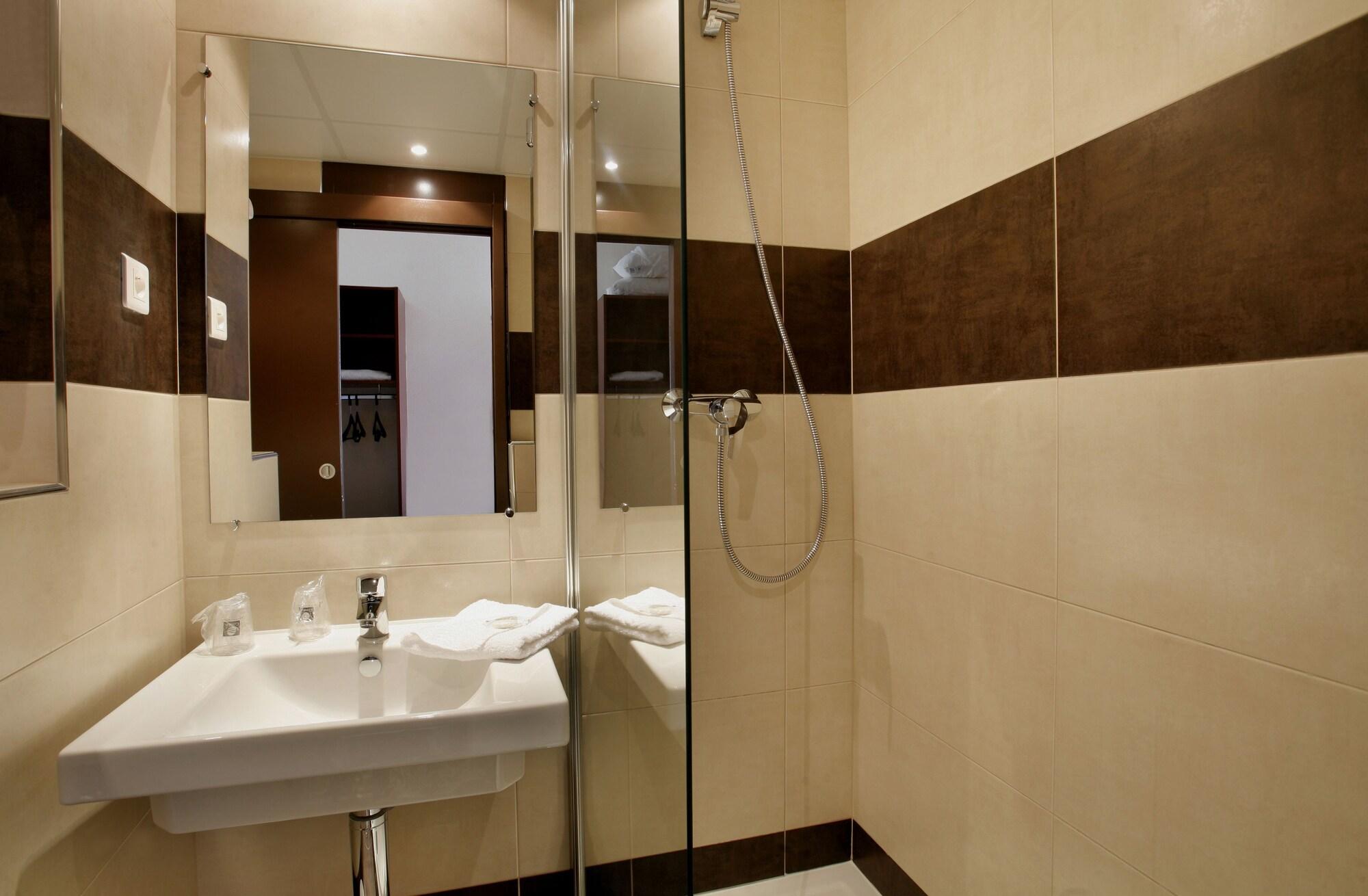 ז'נווילייה Hotel Gallieni מראה חיצוני תמונה