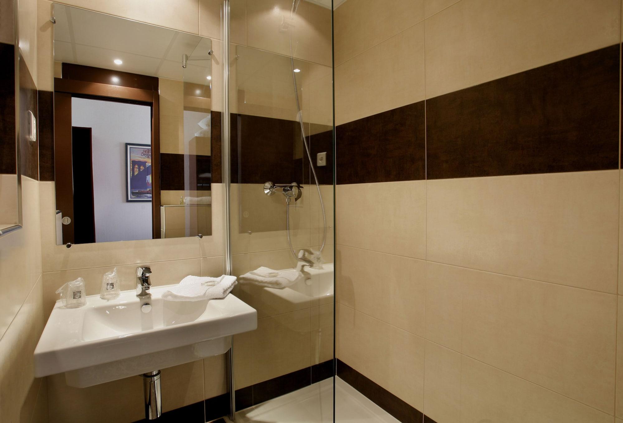 ז'נווילייה Hotel Gallieni מראה חיצוני תמונה