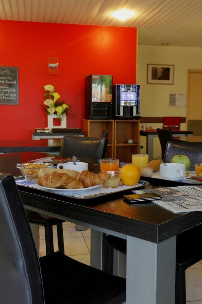 ז'נווילייה Hotel Gallieni מראה חיצוני תמונה