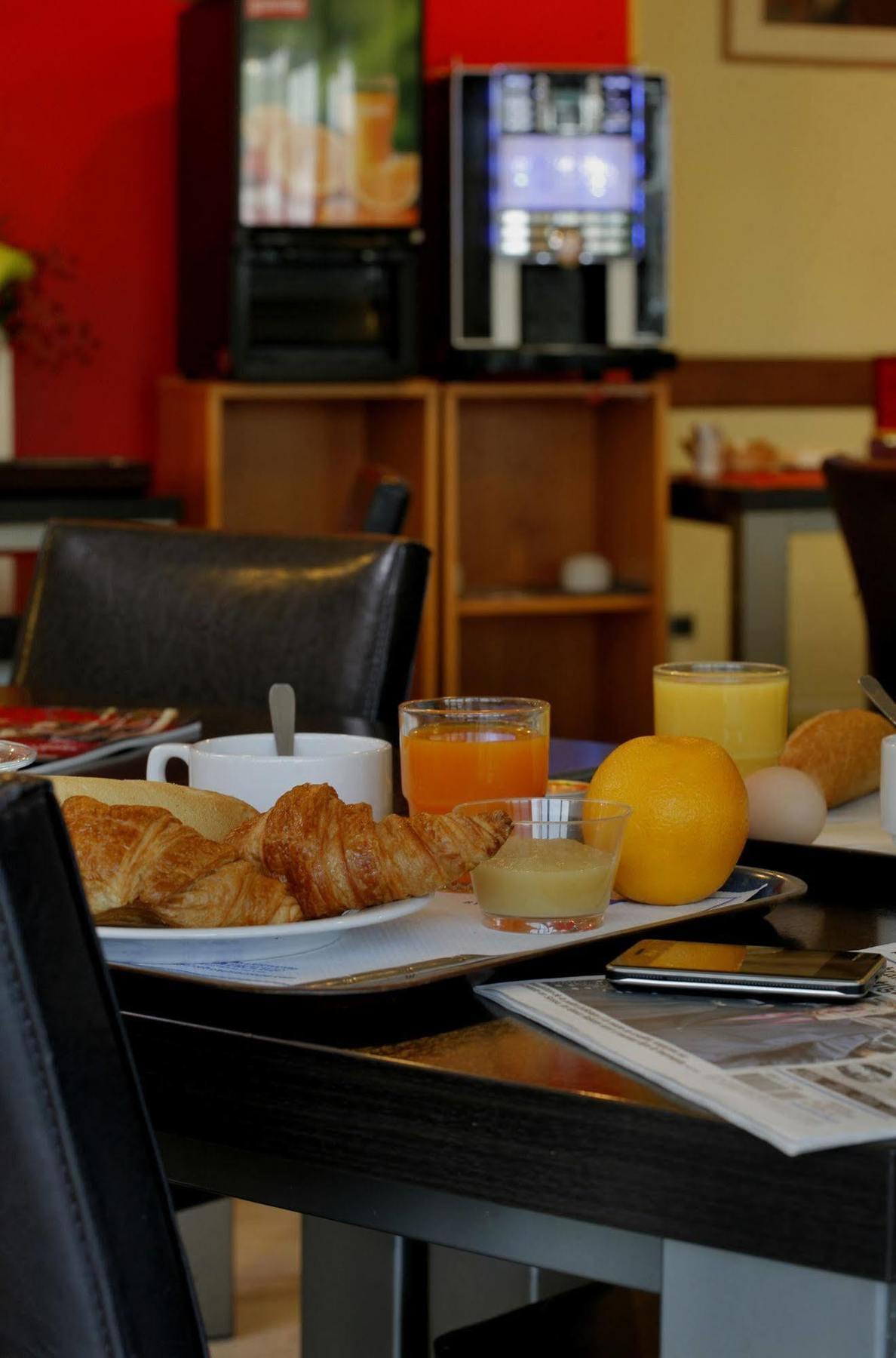 ז'נווילייה Hotel Gallieni מראה חיצוני תמונה